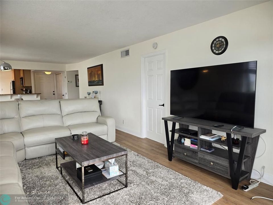 For Sale: $465,000 (2 beds, 2 baths, 1045 Square Feet)