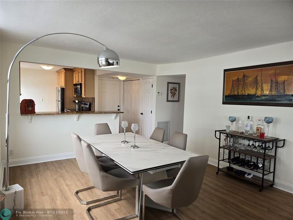 For Sale: $465,000 (2 beds, 2 baths, 1045 Square Feet)