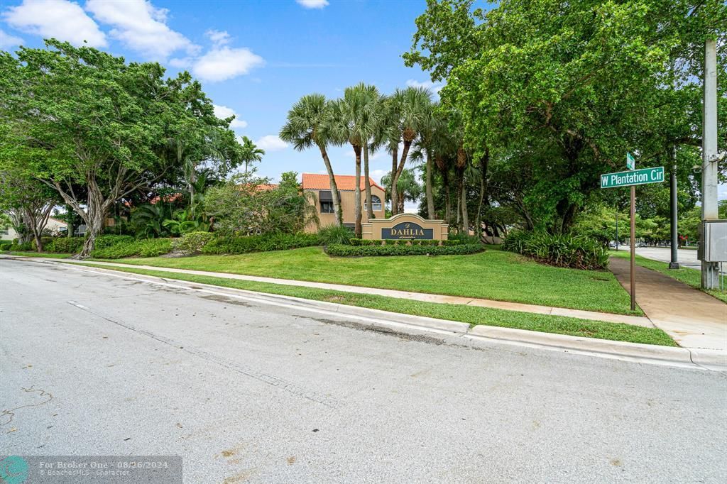 Active With Contract: $414,900 (3 beds, 2 baths, 1340 Square Feet)