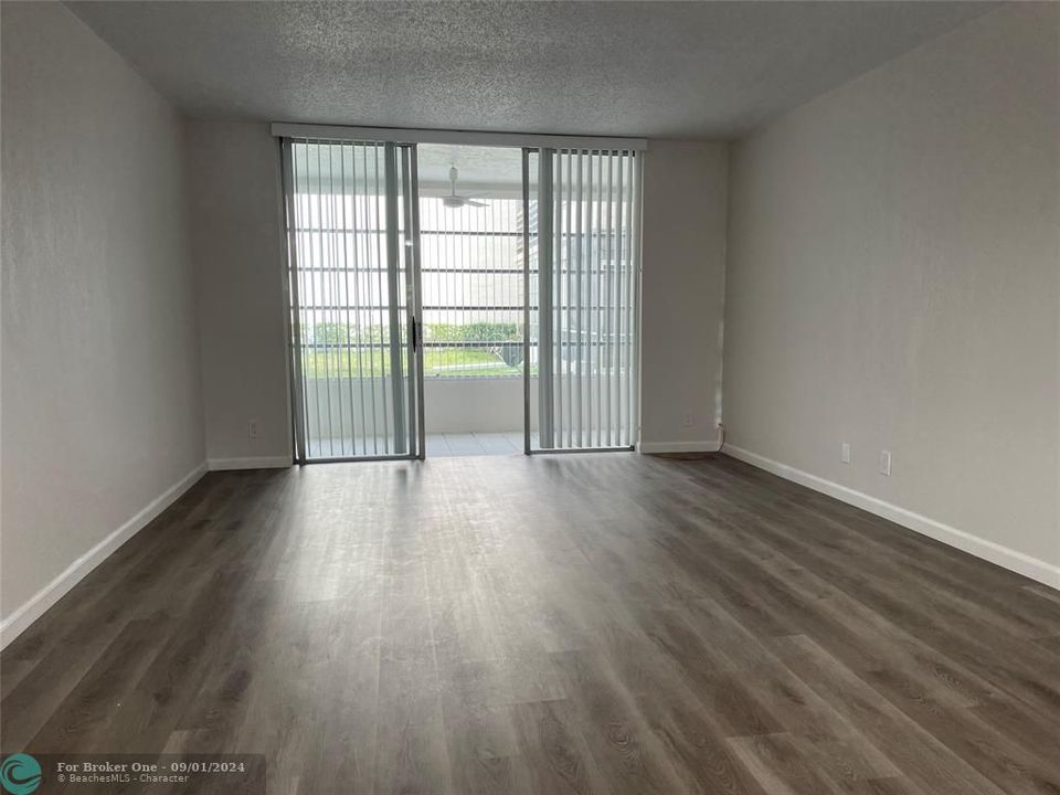 For Rent: $1,800 (1 beds, 1 baths, 705 Square Feet)