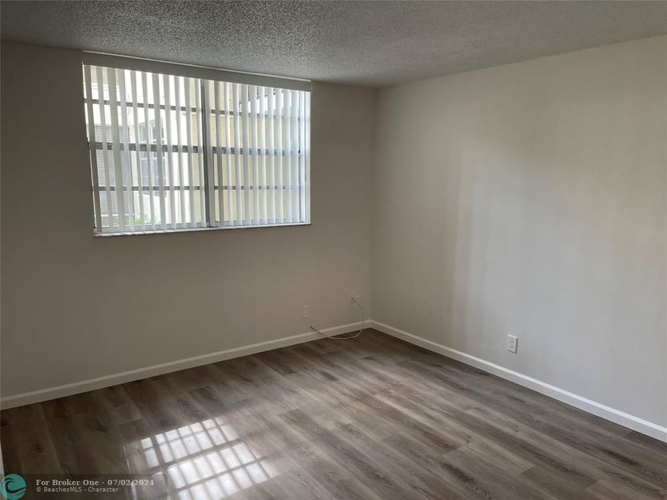 For Rent: $1,800 (1 beds, 1 baths, 705 Square Feet)
