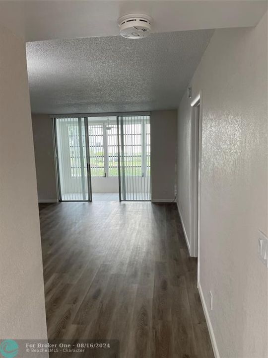 For Rent: $1,800 (1 beds, 1 baths, 705 Square Feet)