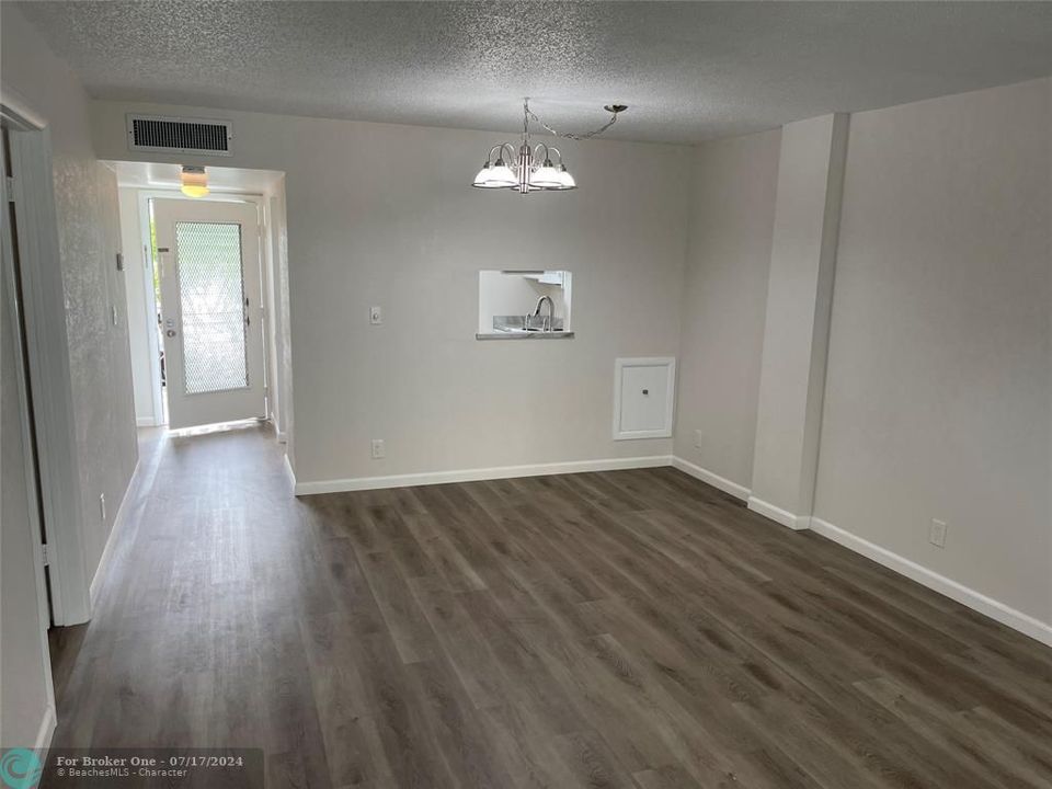 For Rent: $1,800 (1 beds, 1 baths, 705 Square Feet)