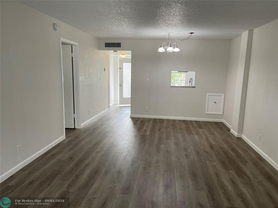 For Rent: $1,800 (1 beds, 1 baths, 705 Square Feet)