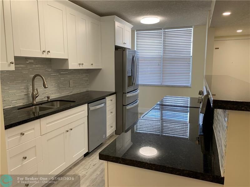 For Rent: $2,200 (2 beds, 2 baths, 1015 Square Feet)