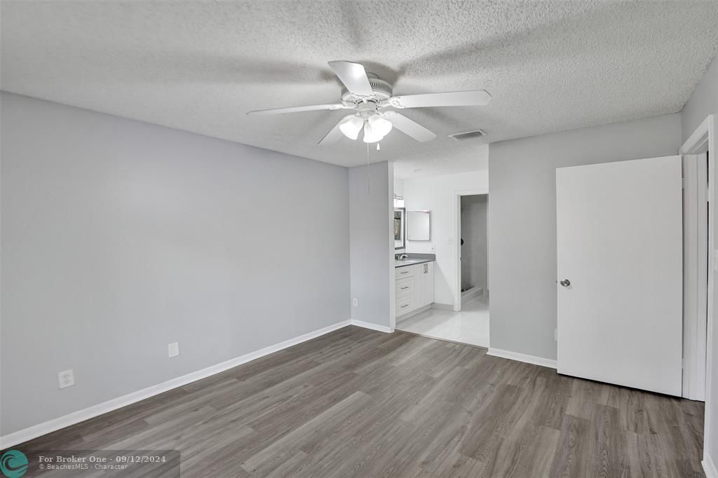 Active With Contract: $259,900 (2 beds, 2 baths, 1044 Square Feet)