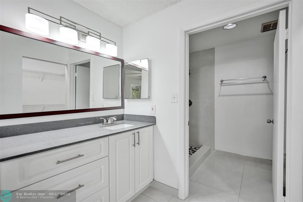 Active With Contract: $259,900 (2 beds, 2 baths, 1044 Square Feet)