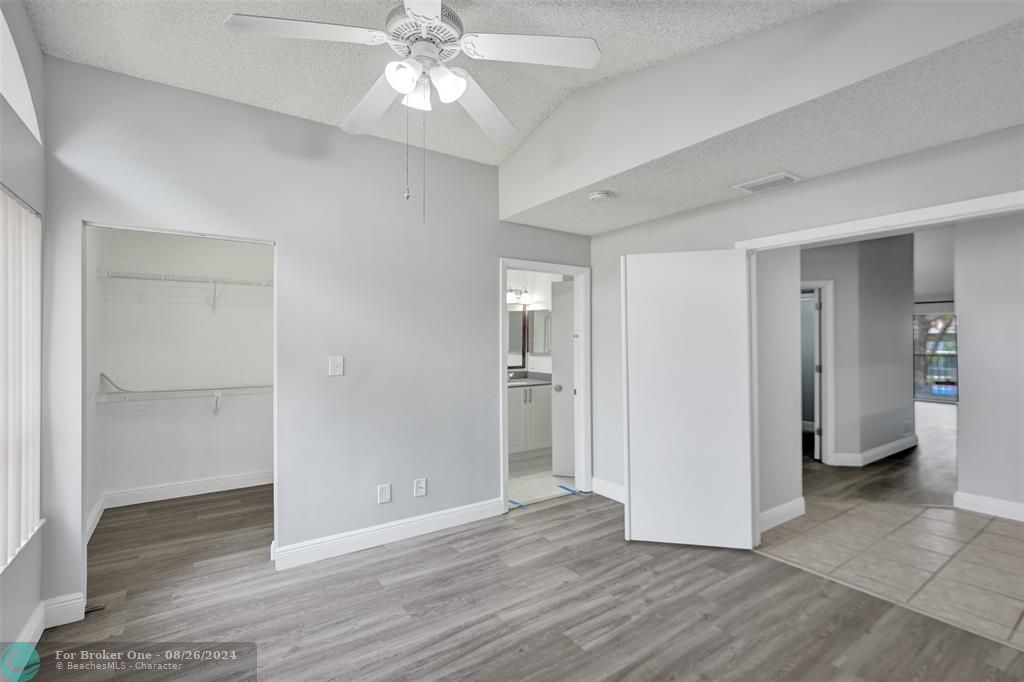 Active With Contract: $259,900 (2 beds, 2 baths, 1044 Square Feet)