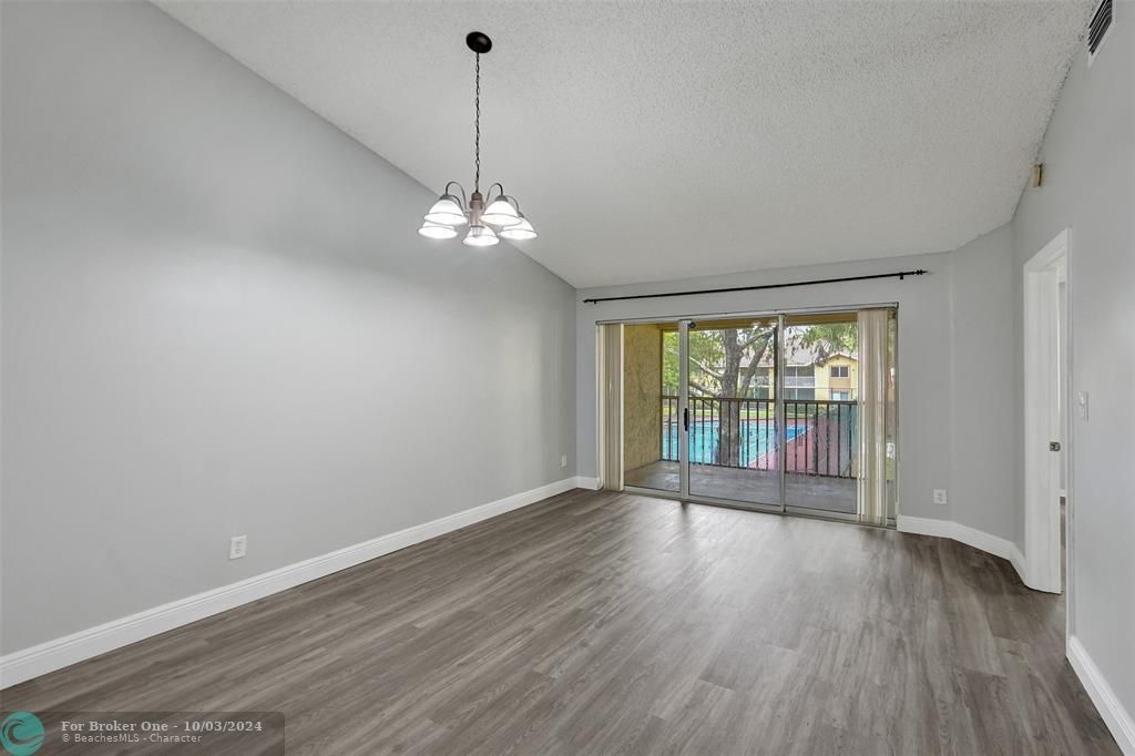 Active With Contract: $259,900 (2 beds, 2 baths, 1044 Square Feet)