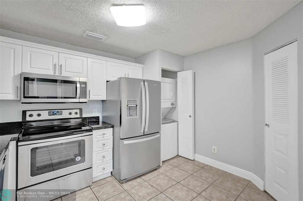 Active With Contract: $259,900 (2 beds, 2 baths, 1044 Square Feet)