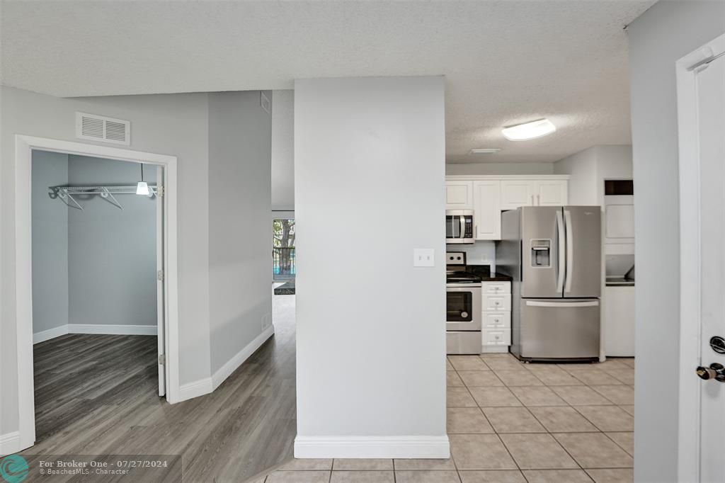 Active With Contract: $259,900 (2 beds, 2 baths, 1044 Square Feet)