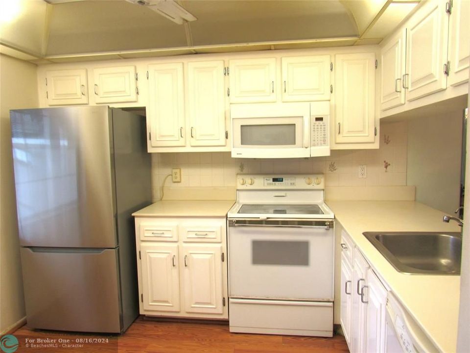 For Sale: $130,000 (2 beds, 2 baths, 940 Square Feet)