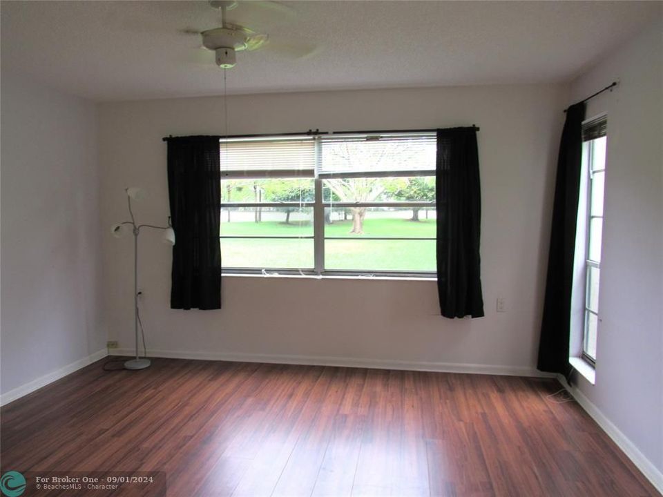 For Sale: $130,000 (2 beds, 2 baths, 940 Square Feet)