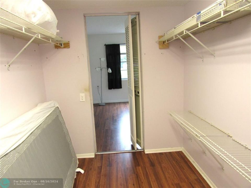 For Sale: $130,000 (2 beds, 2 baths, 940 Square Feet)