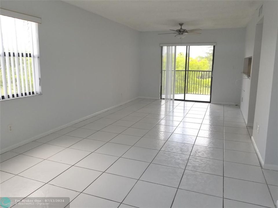 Active With Contract: $1,700 (1 beds, 1 baths, 900 Square Feet)