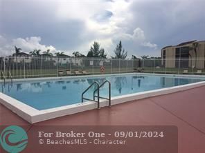 Active With Contract: $1,700 (1 beds, 1 baths, 900 Square Feet)