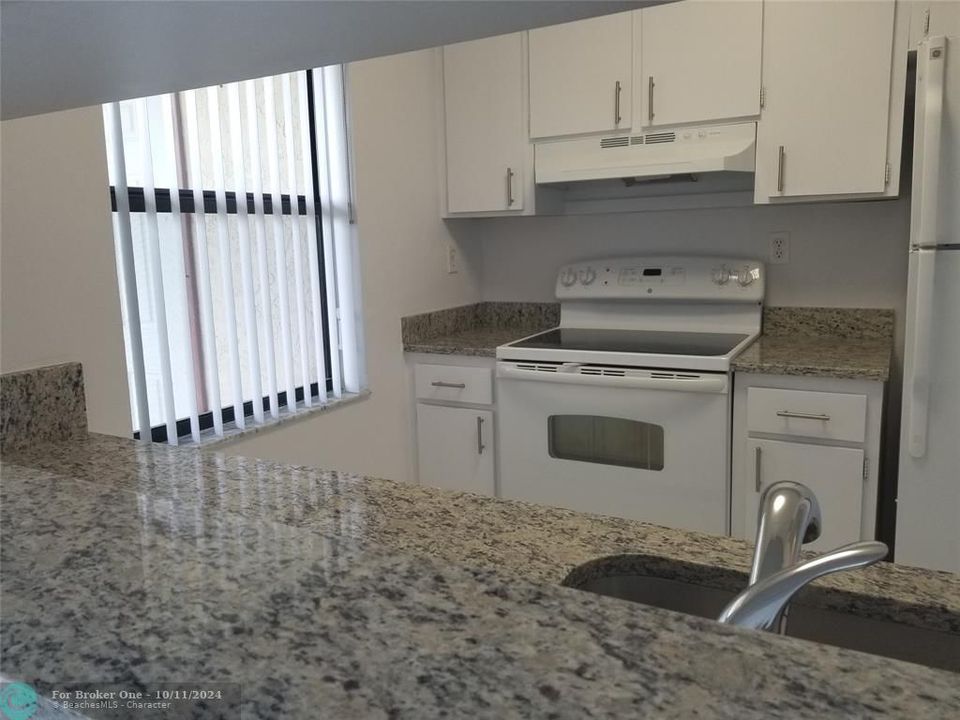 Active With Contract: $1,700 (1 beds, 1 baths, 900 Square Feet)