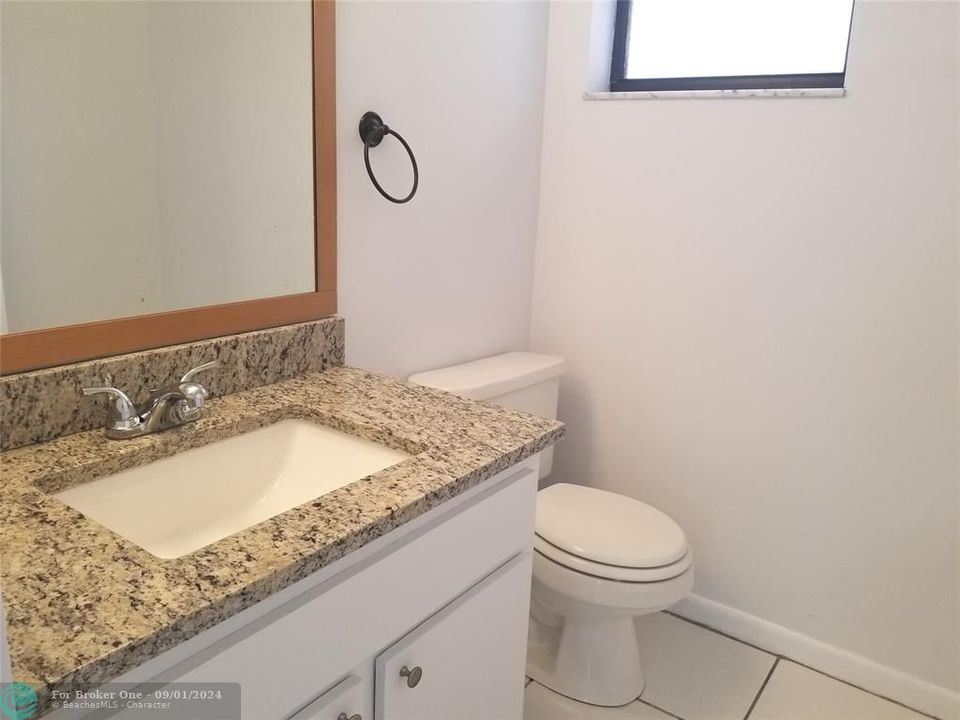 Active With Contract: $1,700 (1 beds, 1 baths, 900 Square Feet)