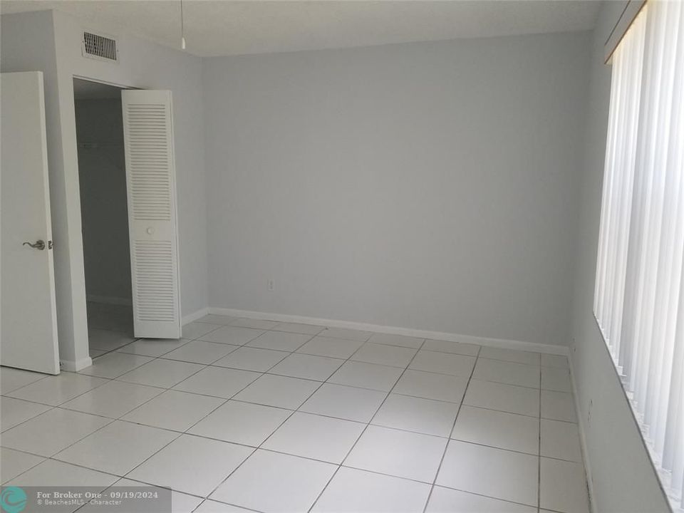 Active With Contract: $1,700 (1 beds, 1 baths, 900 Square Feet)