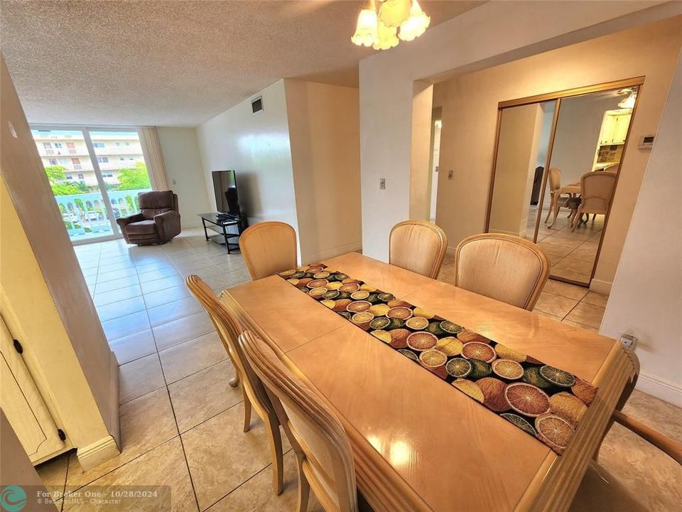 For Sale: $274,900 (2 beds, 2 baths, 1092 Square Feet)