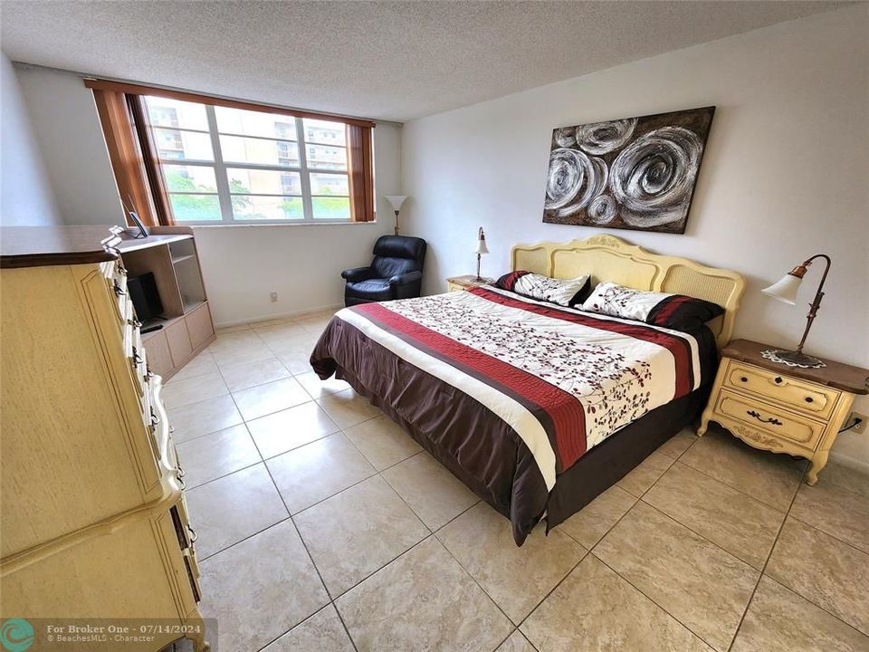 For Sale: $274,900 (2 beds, 2 baths, 1092 Square Feet)