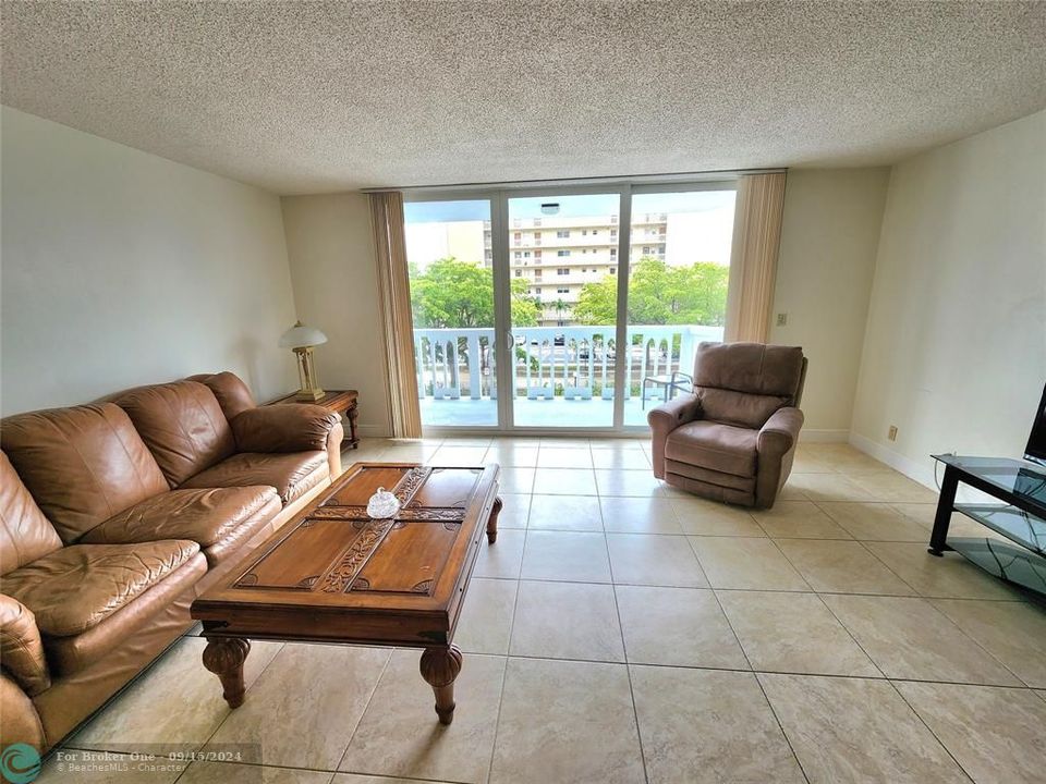 For Sale: $274,900 (2 beds, 2 baths, 1092 Square Feet)