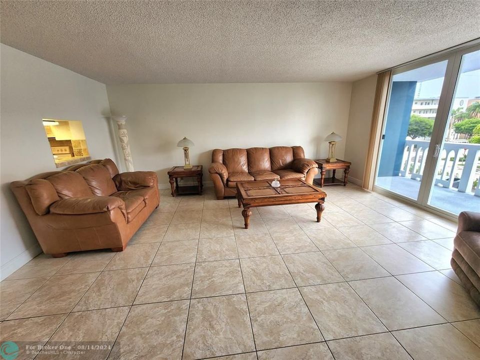 For Sale: $274,900 (2 beds, 2 baths, 1092 Square Feet)