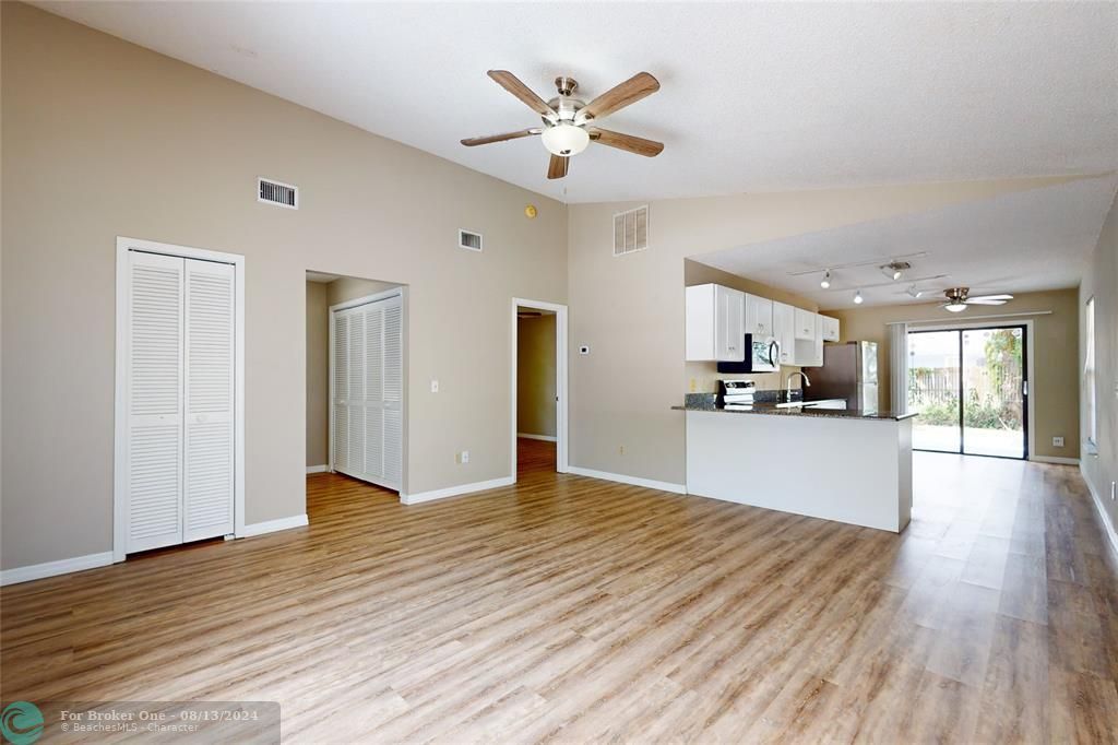 Active With Contract: $249,900 (3 beds, 2 baths, 1138 Square Feet)