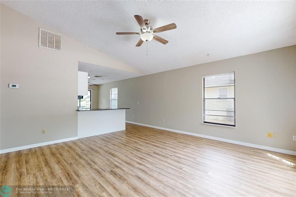 Active With Contract: $249,900 (3 beds, 2 baths, 1138 Square Feet)