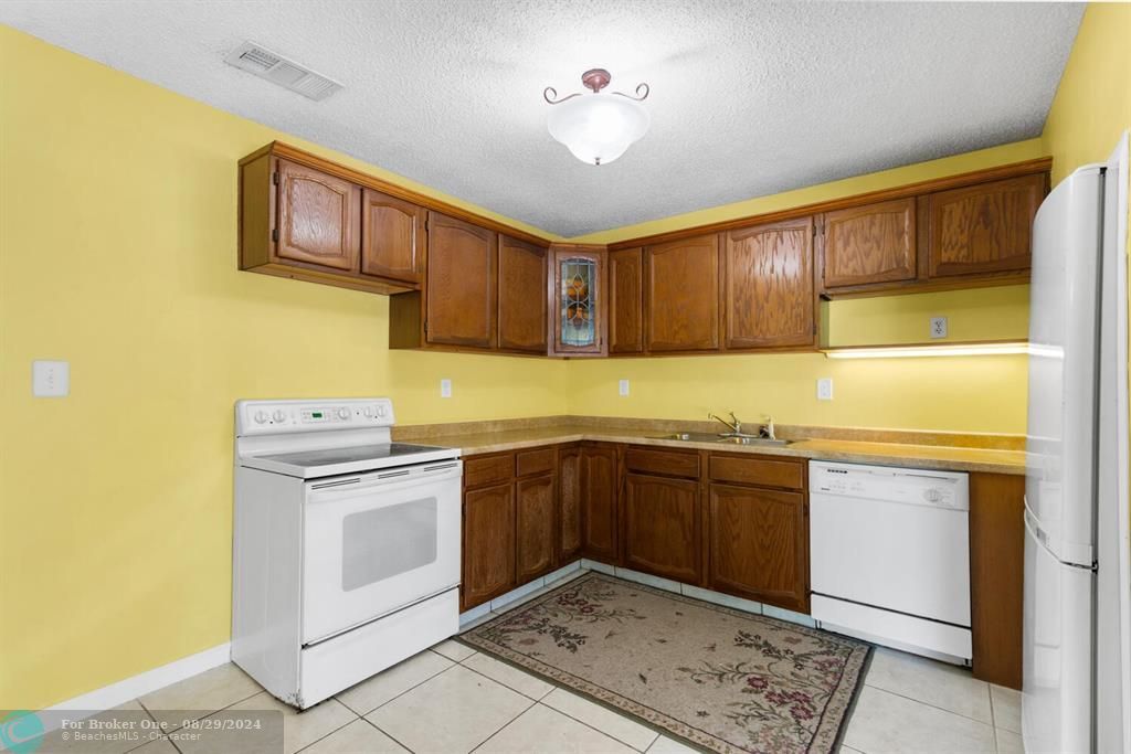 For Rent: $2,350 (2 beds, 1 baths, 850 Square Feet)