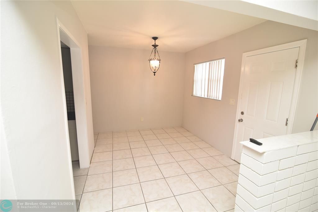 For Sale: $1,750 (1 beds, 1 baths, 850 Square Feet)