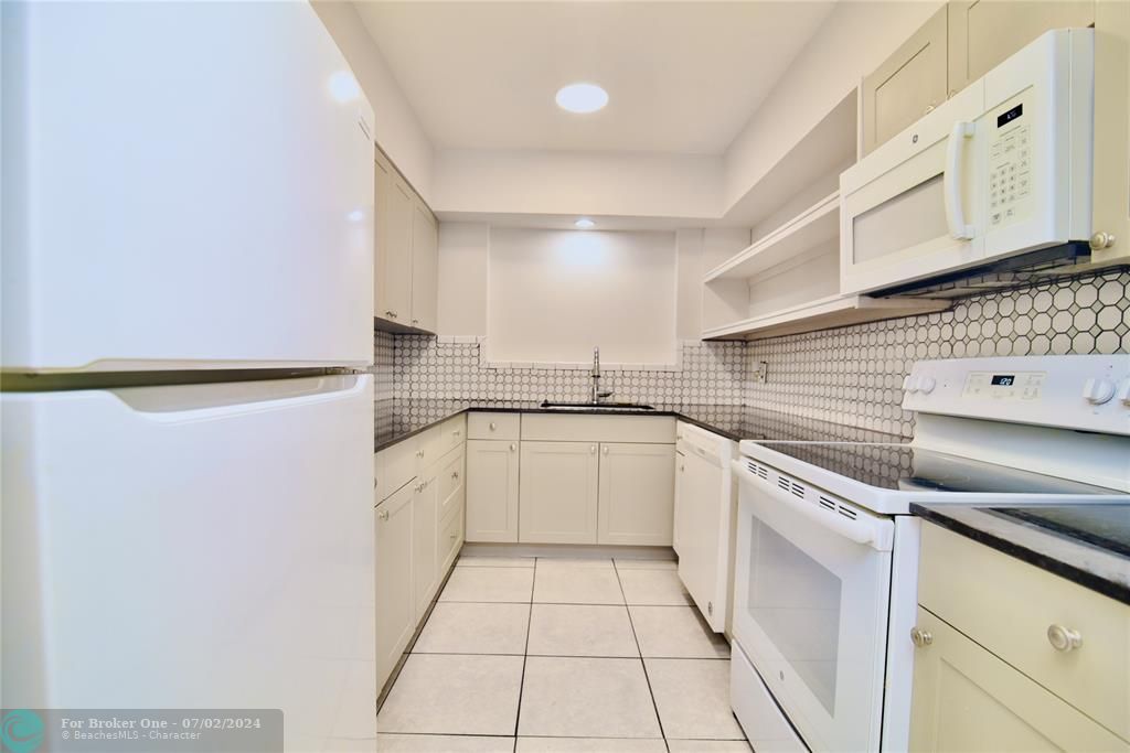 For Sale: $1,750 (1 beds, 1 baths, 850 Square Feet)