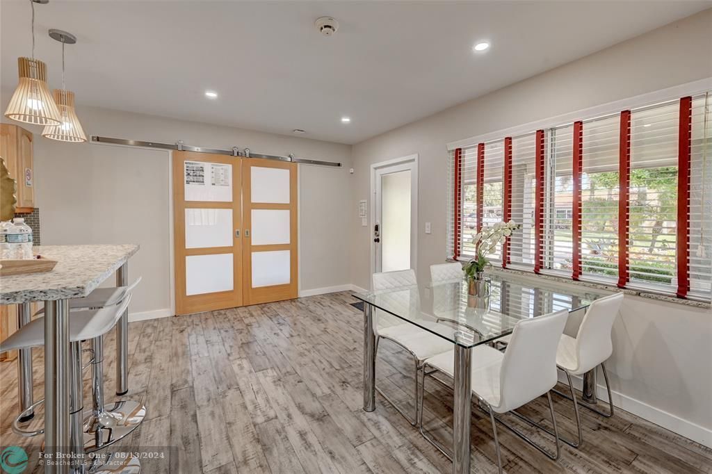 For Sale: $729,000 (2 beds, 2 baths, 1001 Square Feet)