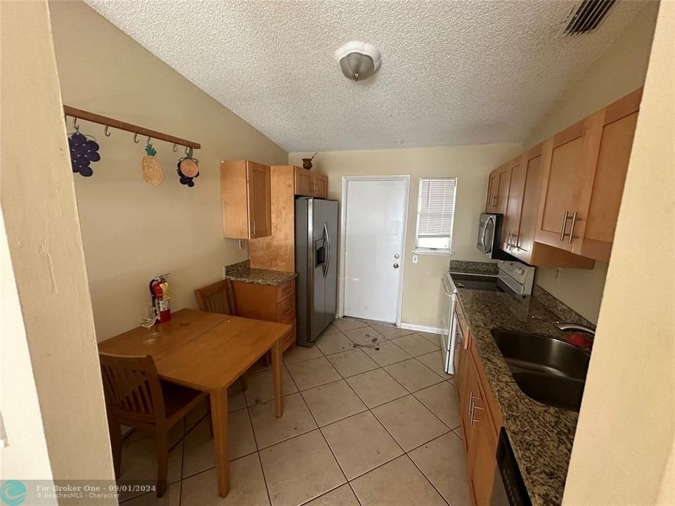 Recently Rented: $2,222 (2 beds, 1 baths, 870 Square Feet)