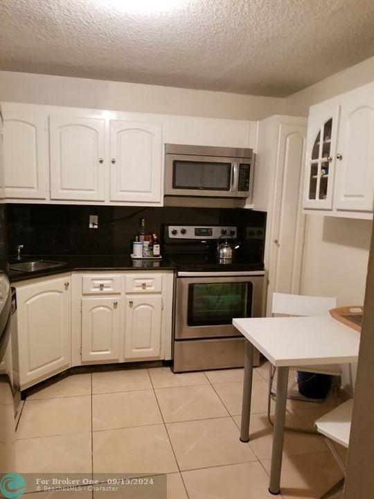 For Rent: $2,400 (1 beds, 1 baths, 887 Square Feet)