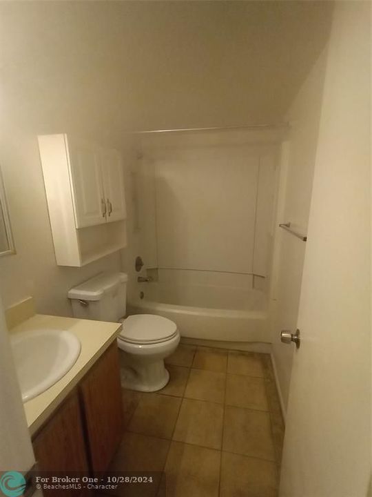 Active With Contract: $1,250 (0 beds, 1 baths, 468 Square Feet)