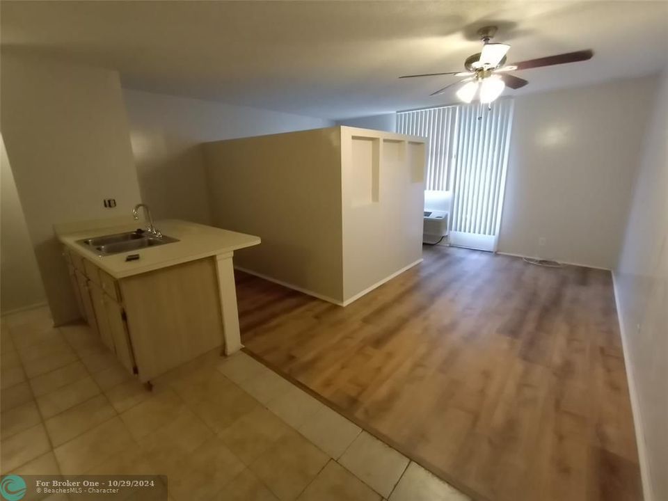 Active With Contract: $1,250 (0 beds, 1 baths, 468 Square Feet)