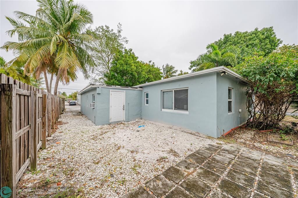 For Sale: $690,000 (5 beds, 2 baths, 1435 Square Feet)