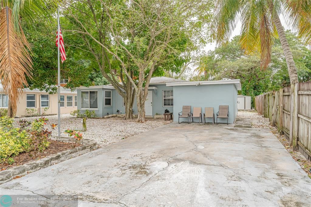 For Sale: $690,000 (5 beds, 2 baths, 1435 Square Feet)