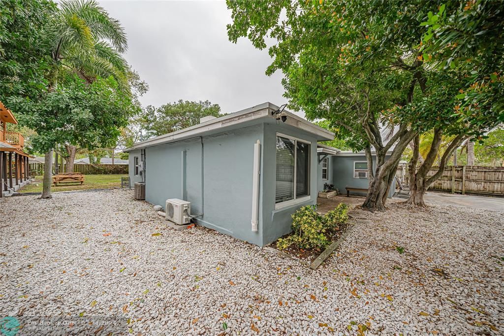 For Sale: $690,000 (5 beds, 2 baths, 1435 Square Feet)
