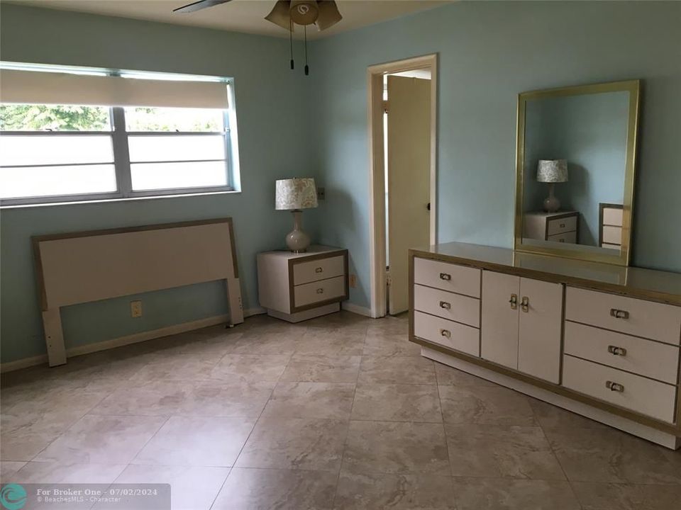 For Sale: $99,000 (1 beds, 1 baths, 700 Square Feet)