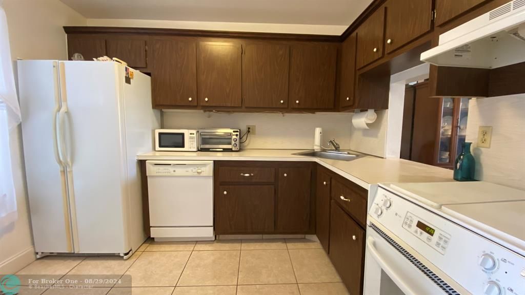 For Sale: $135,000 (2 beds, 2 baths, 880 Square Feet)