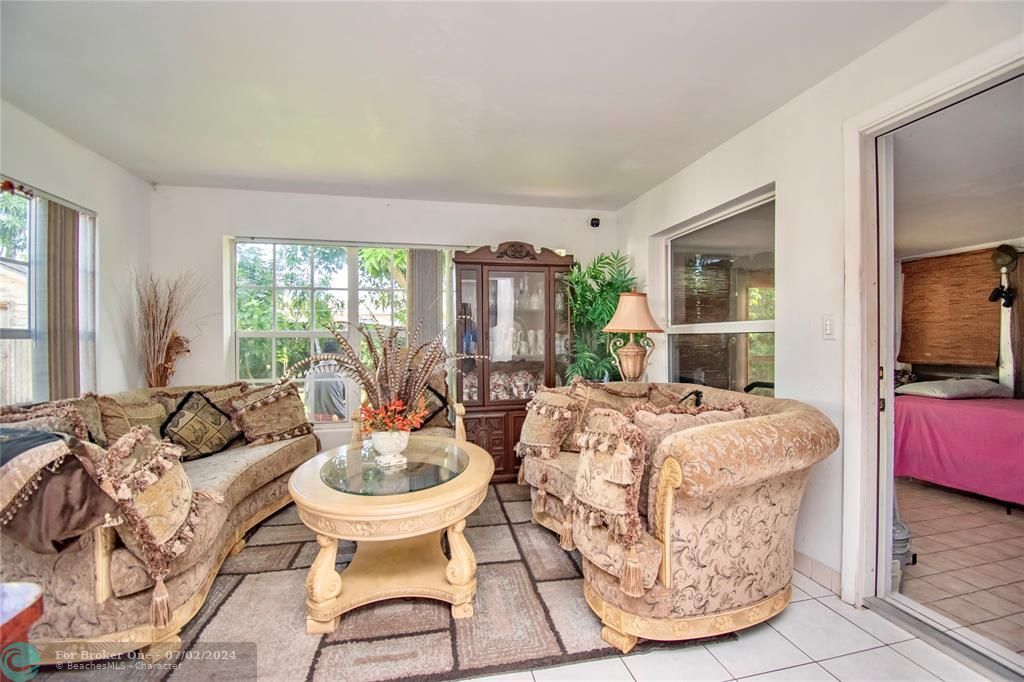 For Sale: $374,000 (3 beds, 1 baths, 1120 Square Feet)