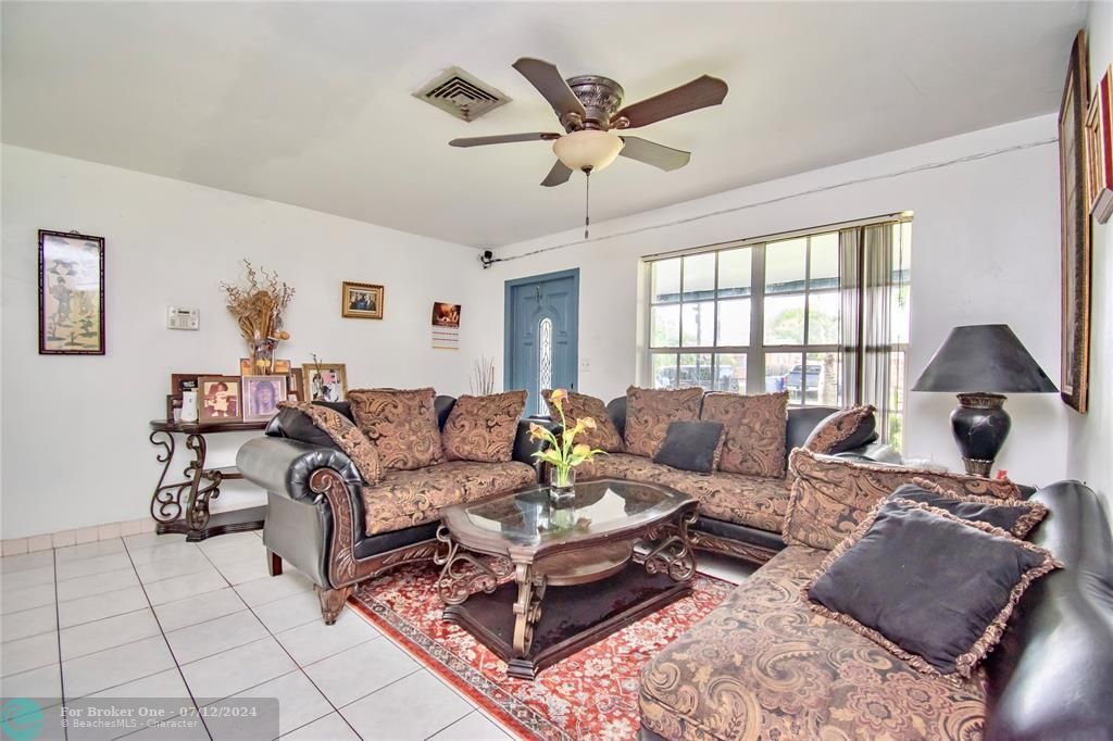 For Sale: $374,000 (3 beds, 1 baths, 1120 Square Feet)