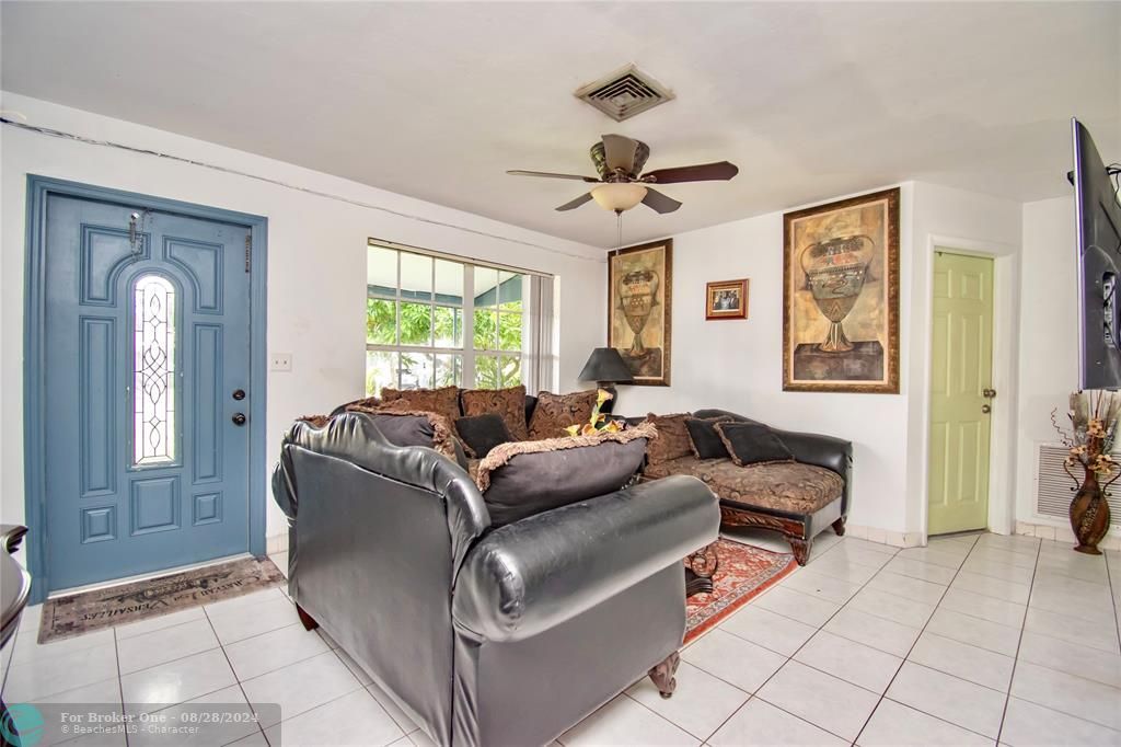 For Sale: $374,000 (3 beds, 1 baths, 1120 Square Feet)