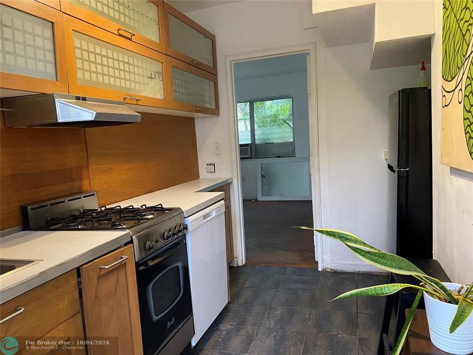 Active With Contract: $184,990 (1 beds, 1 baths, 500 Square Feet)