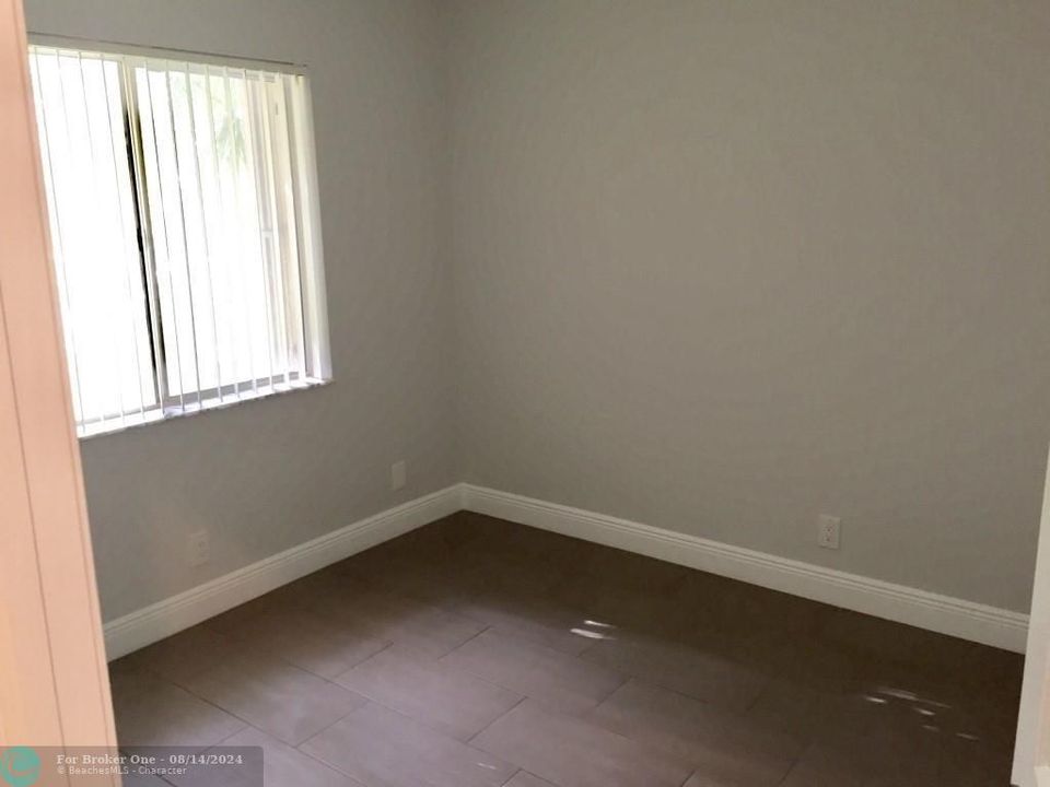 For Rent: $2,300 (3 beds, 2 baths, 950 Square Feet)