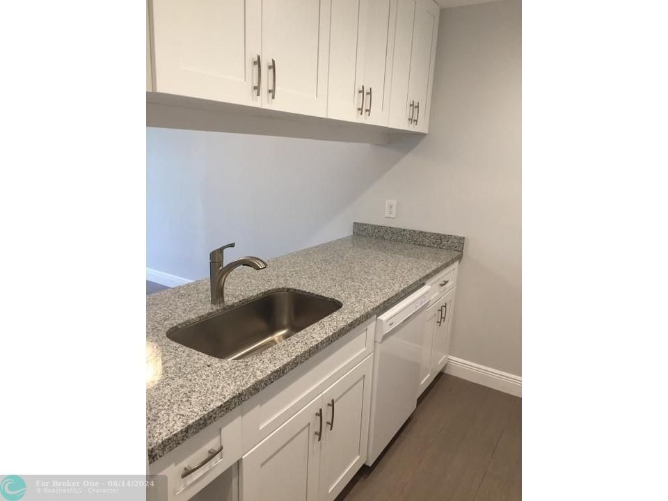 For Rent: $2,300 (3 beds, 2 baths, 950 Square Feet)