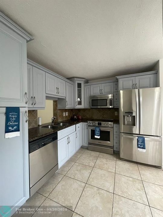 For Sale: $255,000 (2 beds, 2 baths, 950 Square Feet)