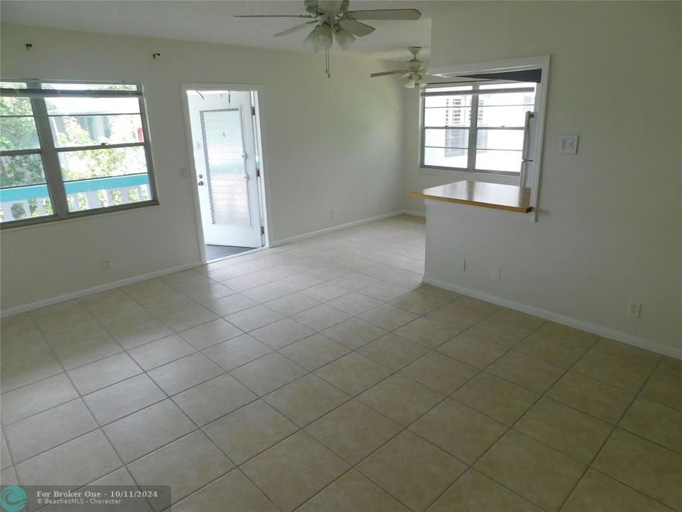 For Sale: $189,000 (2 beds, 1 baths, 828 Square Feet)